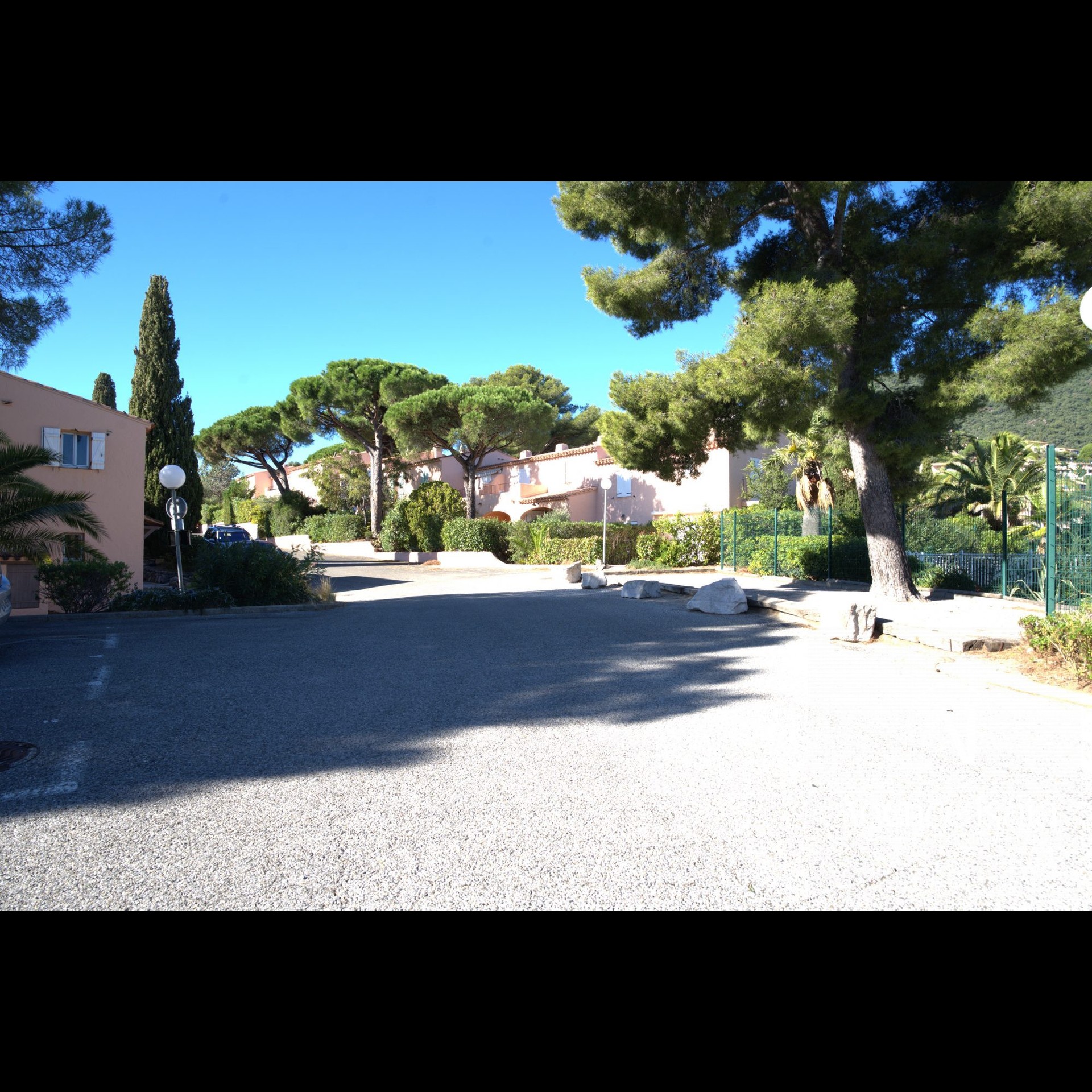 Charmant T2 rénové avec terrasses, jardin, piscine et tennis – Proche centre et plage - Photo 2