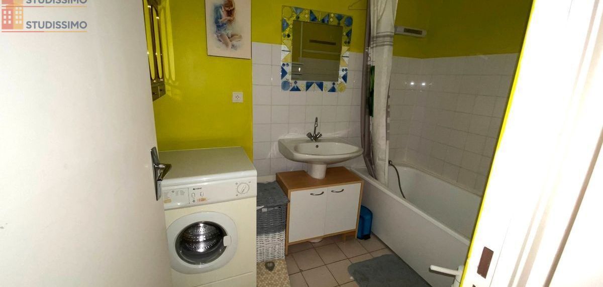 Studio meublé 36m² Oyonnax - Grand, proche centre-ville - Photo 2