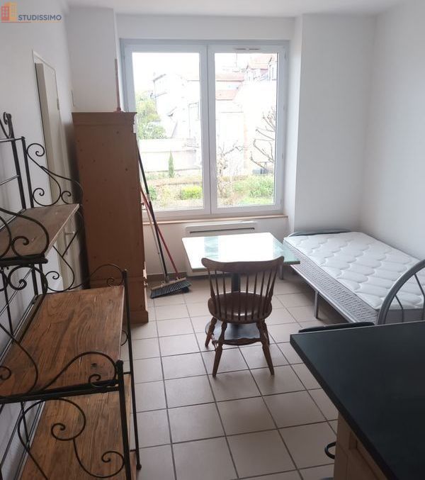 Studio meublé 18m² Montluçon 03100 - Place de parking - Photo 1