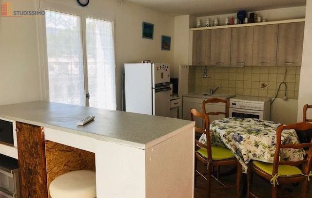 Studio meublé 28m² Digne-les-Bains - Garage fermé, cave - Photo 2