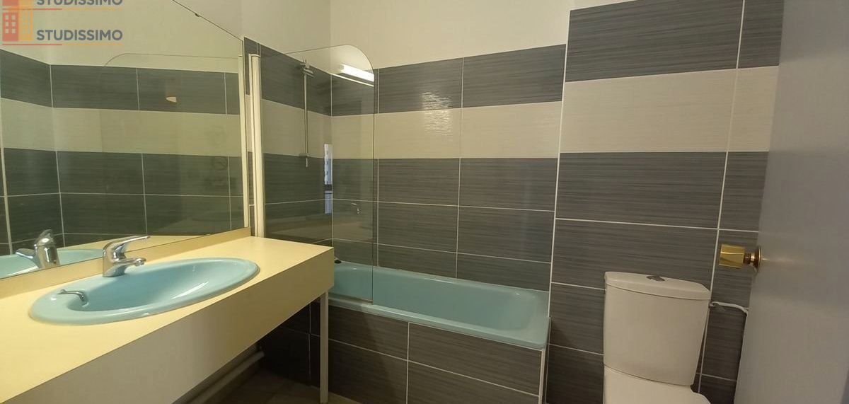 Studio meublé 17m² Sainte-Savine - Parking privatif - Photo 1