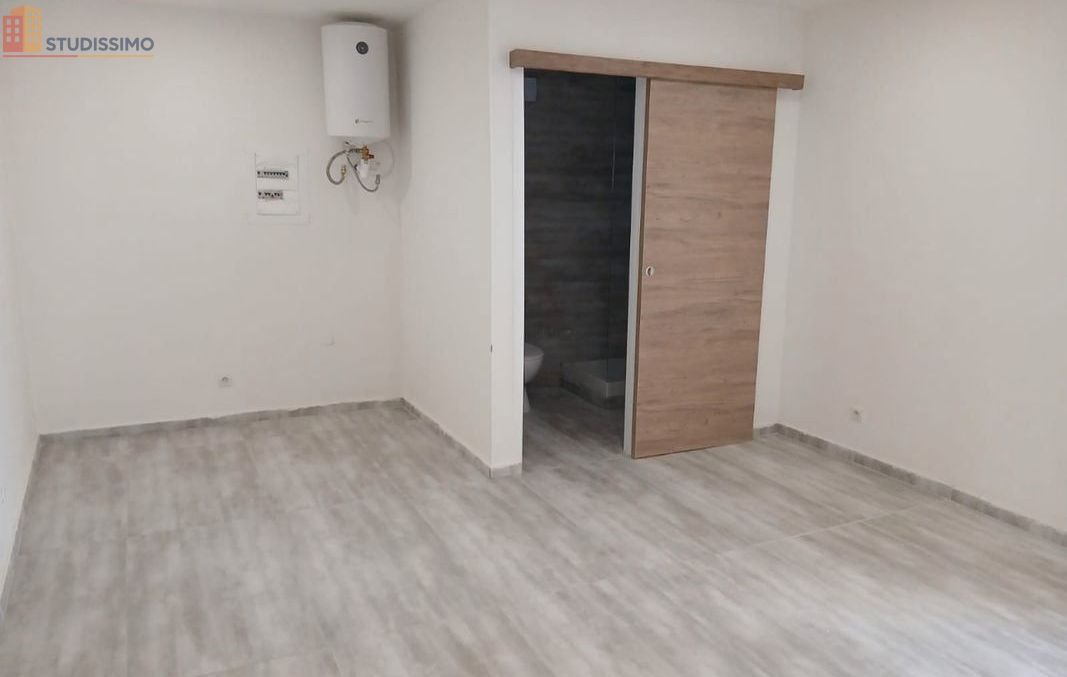 Studio 35m² Châteaurenard - (noir) - Photo 1