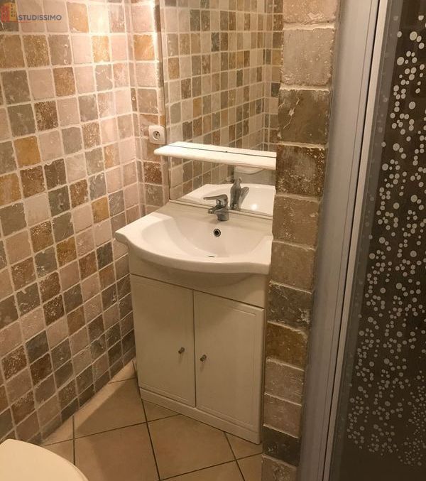 Studio meublé 20m² Port-Saint-Louis-du-Rhône - Meublé, 1er étage - Photo 2