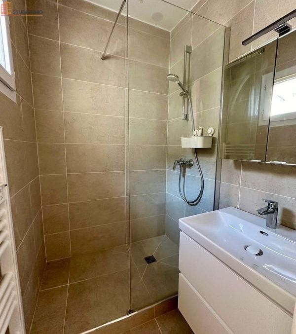 Studio meublé 22m² Caen - Rue vivante, lumineux - Photo 2
