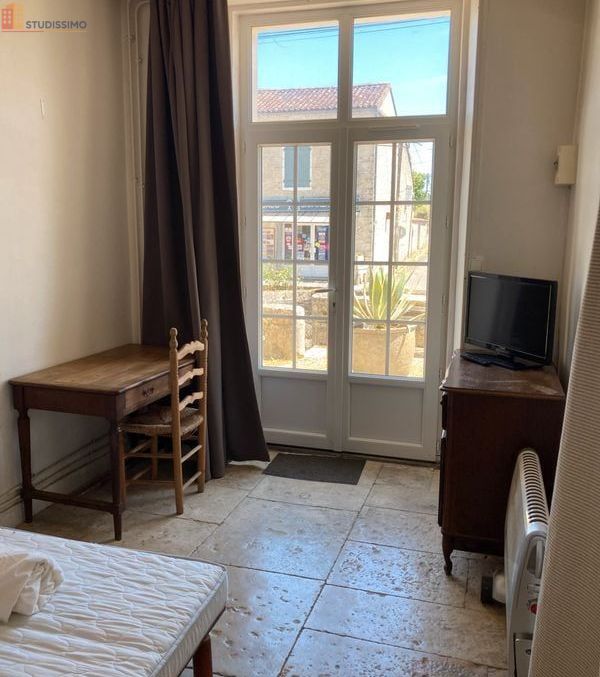 Studio meublé 18m² Mansle-les-Fontaines - Maison bourgeoise, calme - Photo 2