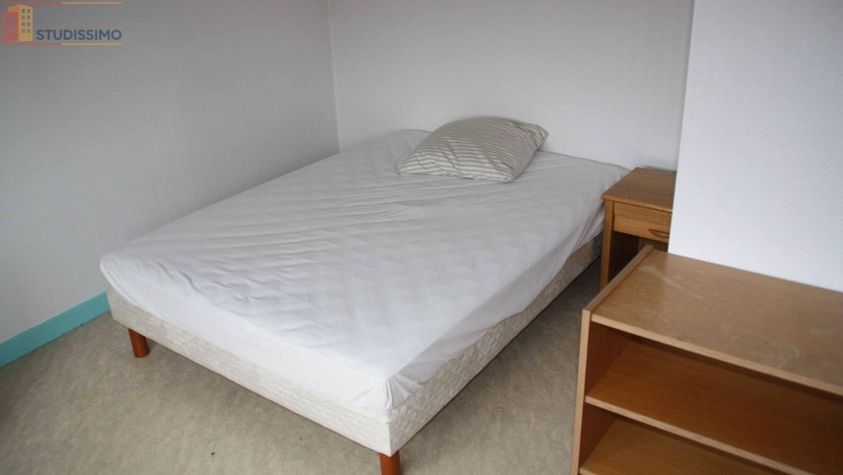 Studio meublé 25m² Guingamp - Lumineux, dernier étage - Photo 1