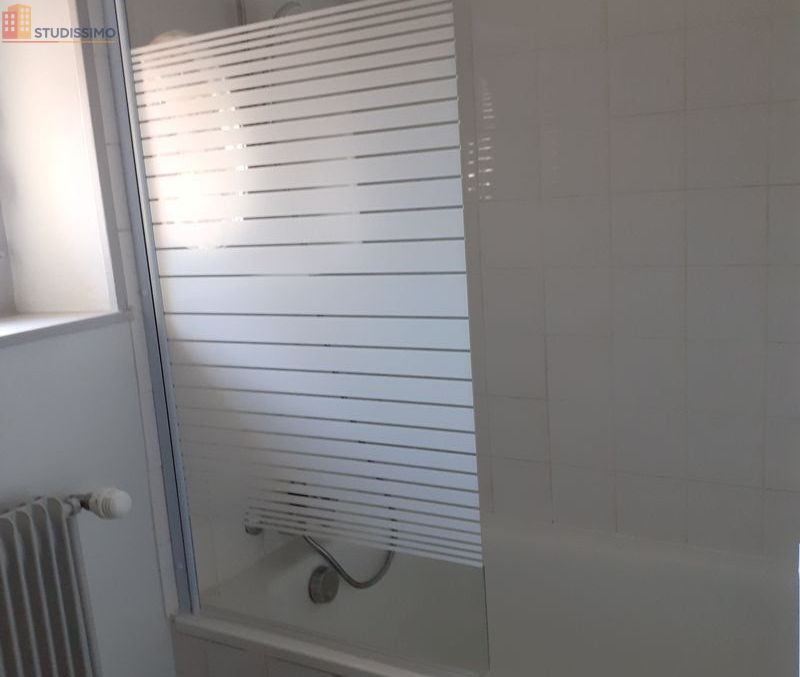 Studio meublé 25m² Boussac centre - Proche commerces, libre - Photo 4