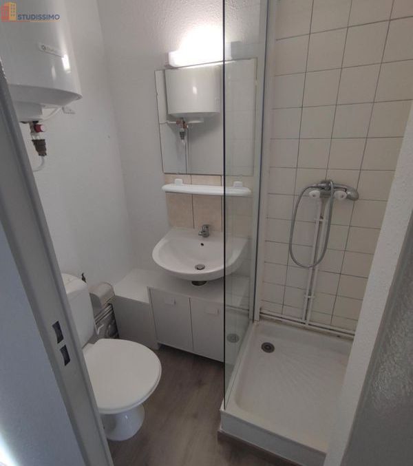 Studio meublé 13m² Nîmes centre - Meublé, dernier étage - Photo 2