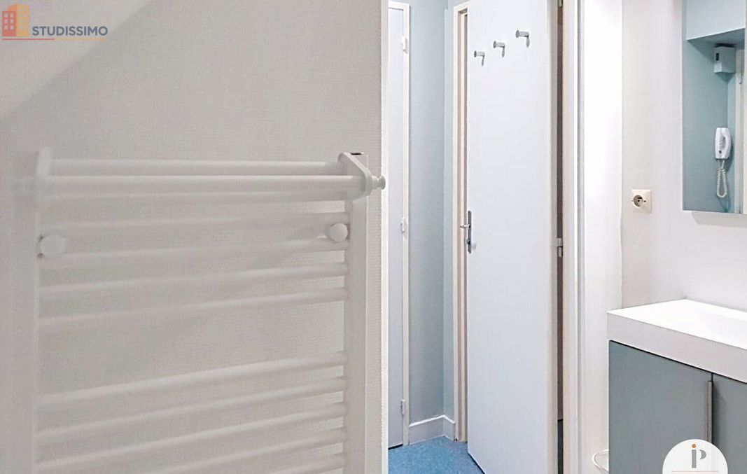 Studio meublé 18m² Redon - Lumineux, dernier étage - Photo 4