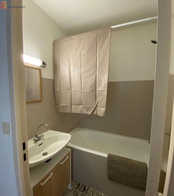 Studio meublé 23m² Lons-le-Saunier - Lumineux, dernier étage - Photo 3