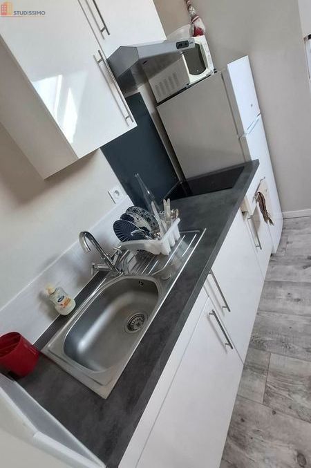 Studio meublé 18m² Roanne - Rénové, sous les combles - Photo 2