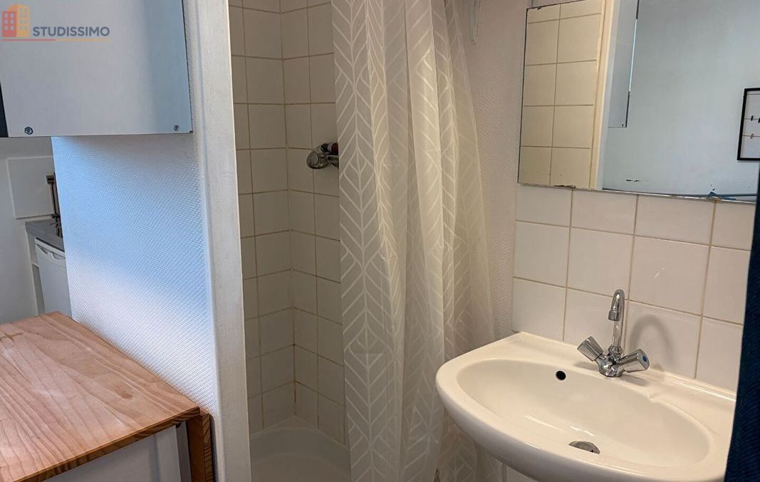 Studio 14m² Angers 49000 - Meublé, dernier étage - Photo 1