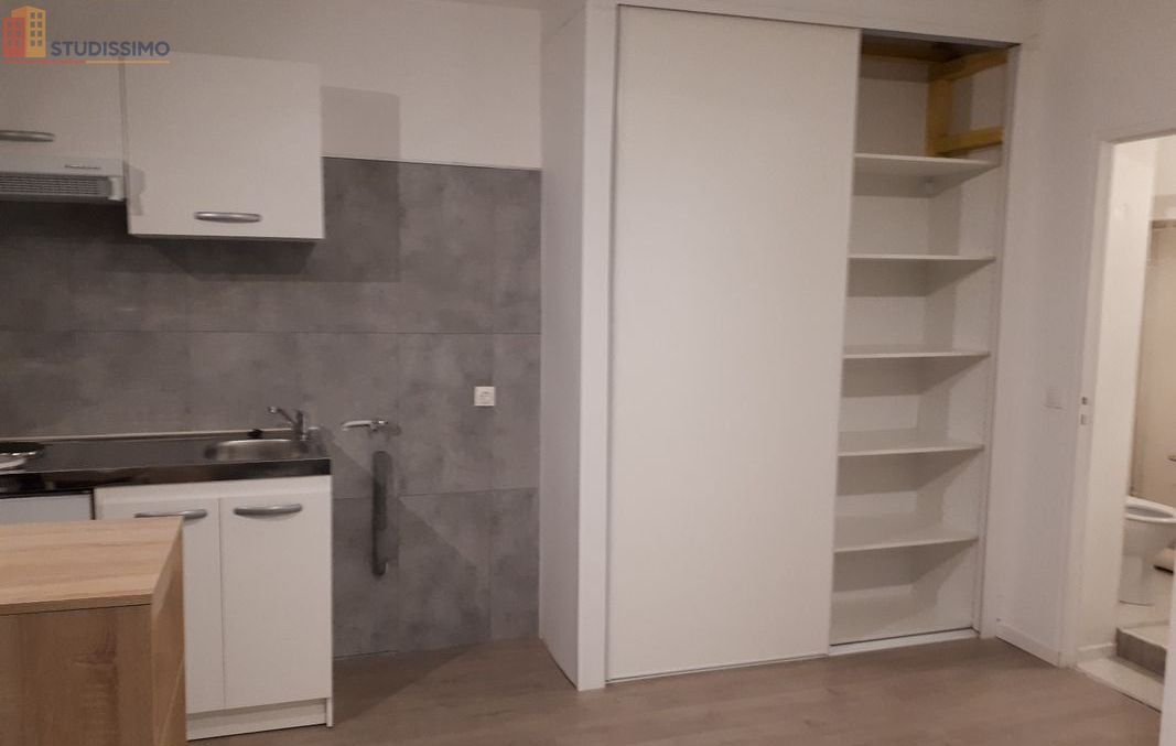 Studio meublé 20m² Reims 51100 - Rénové, proche Sciences Po - Photo 2
