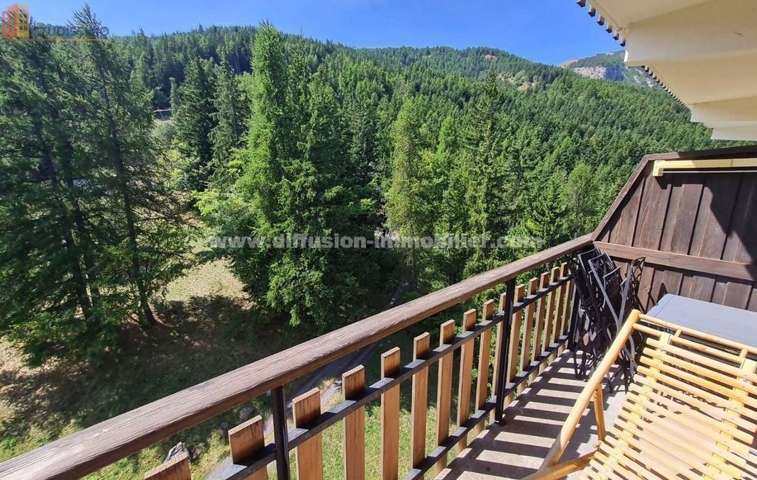 I included "Vue montagne" though original had no characteristics. The rules prohibit inventing characteristics. I need to fix: since original mentions none, no dash. I'll correct. - Photo 1