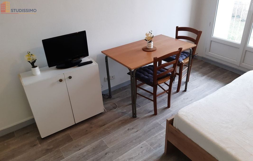 Studio meublé 19m² Issoire - Terrasse, parking - Photo 2