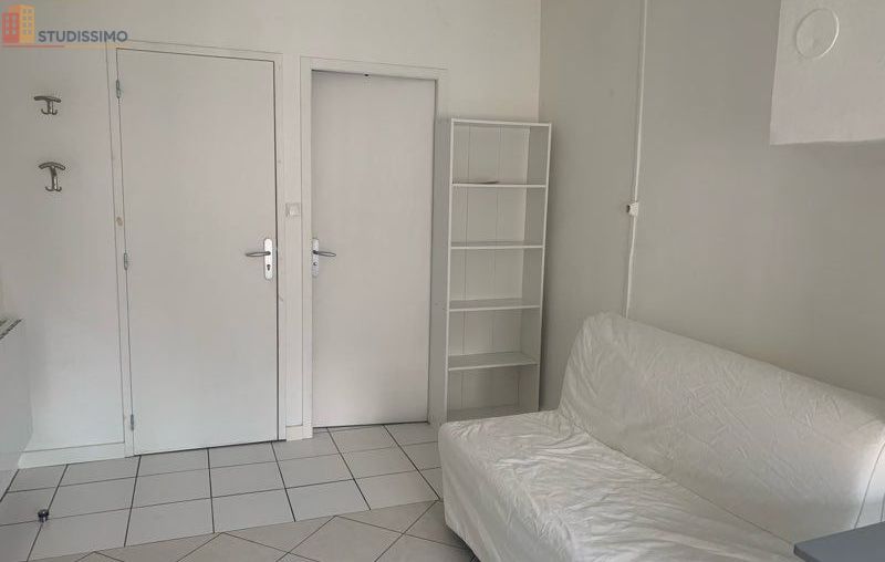 Studio meublé 18m² Lyon 3e - Rénové, proche métro Saxe Gambetta - Photo 2