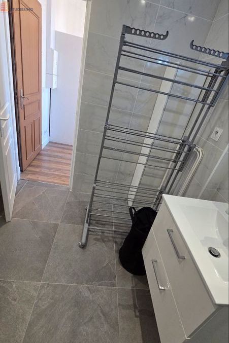 Studio meublé 27m² Paris 19e Buttes-Chaumont - Lumineux, dernier étage - Photo 1