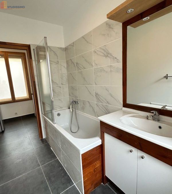 Studio meublé 29m² Oullins-Pierre-Bénite - Centre, proche métro - Photo 2