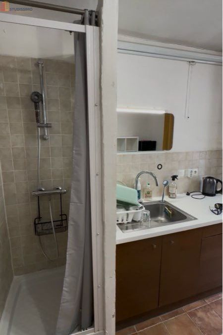 Studio meublé 13m² Paris 18e - Meublé, dernier étage - Photo 2