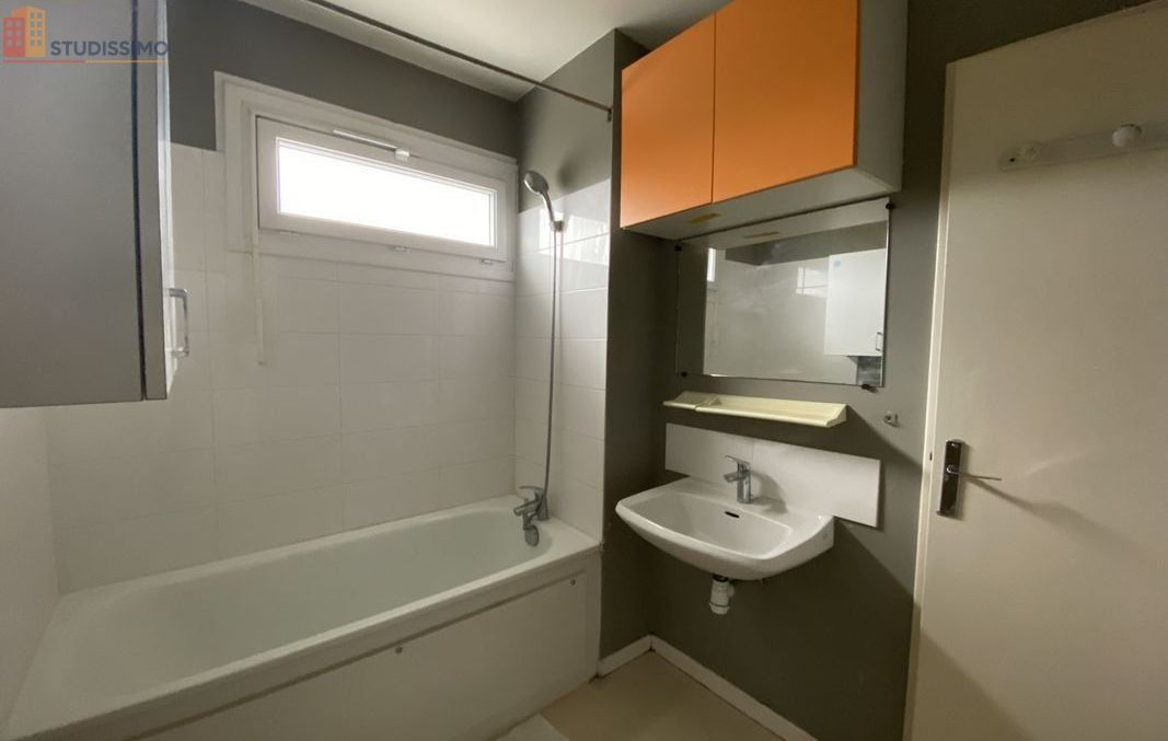 Studio 44m² Cholet - Dernier étage, lumineux - Photo 4