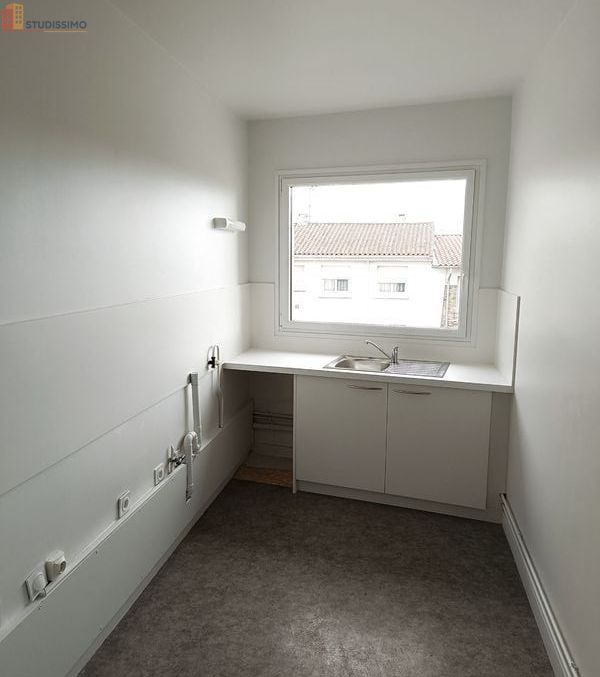 Studio 40m² La Roche-sur-Yon - Lumineux, 3ème étage - Photo 8