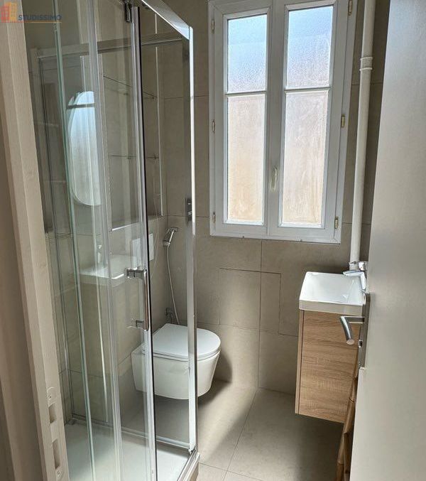 Studio meublé 24m² Courbevoie - Coin nuit, grand dressing - Photo 12