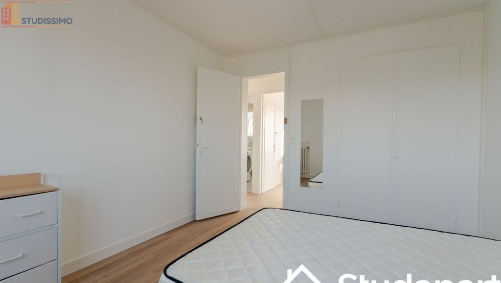 Studio 74m² La Courneuve - Meublé, étage élevé - Photo 2